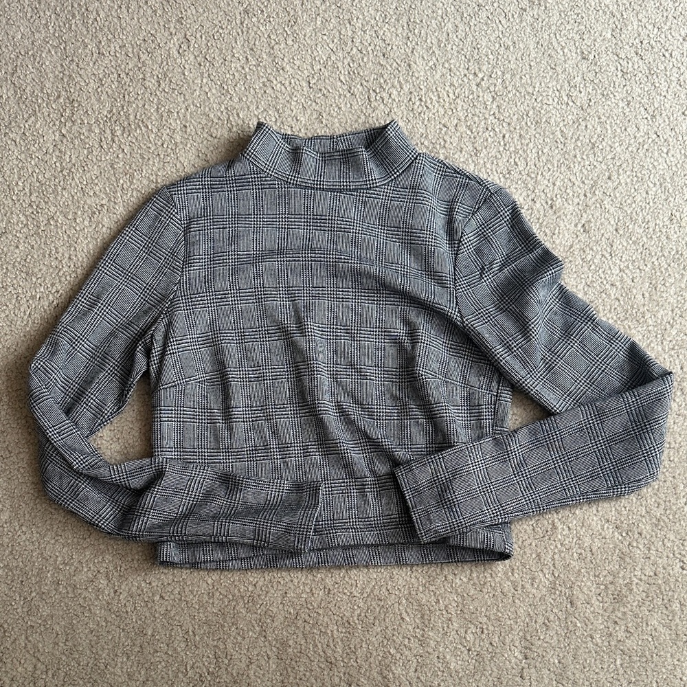 Women's Gray Plaid Cropped Long Sleeve Shirt